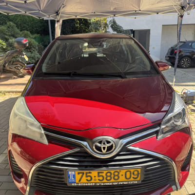 רכב אדום תחת גזיבו כחול, לוחית רישוי ישראלית