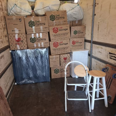 קופסאות וציוד אריזה בתוך משאית הובלה