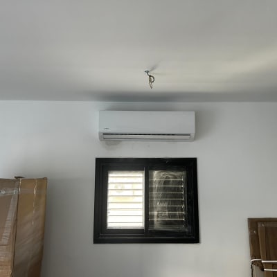 מזגן מותקן על קיר מעל חלון