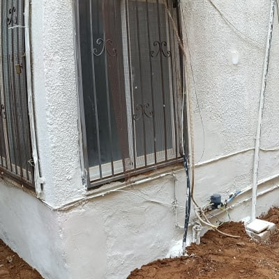 קירות אטומים עם טיח לבן וחיבורים אטומים