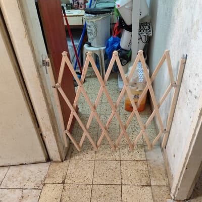 שער עץ מתקפל בכניסה לחדר עם כלי עבודה