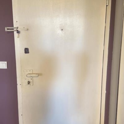 דלת צבועה בלבן עם מנעול ובריח