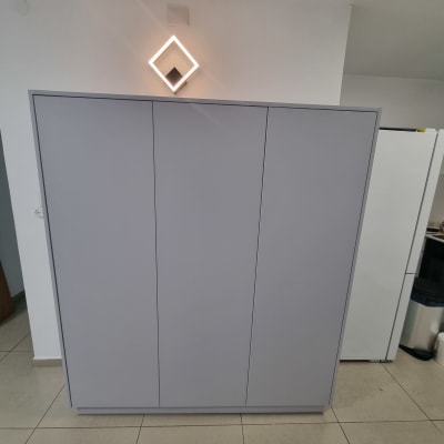 ארון עץ עם תאורה על הקיר