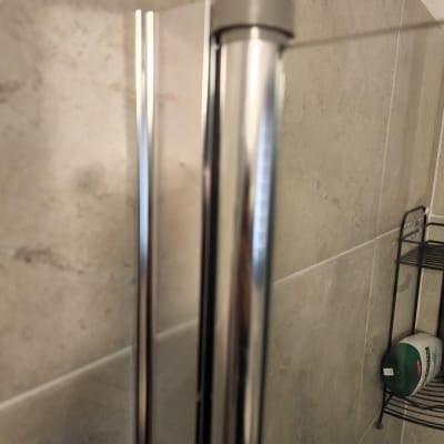 מוט מתכת במקלחת עם מדף וסבון