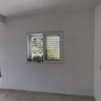 קיר צבוע עם חלון קטן ותקרה