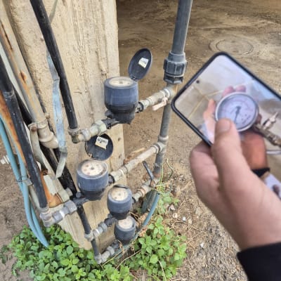 מד מים עם צינורות ובדיקת לחץ מים בטלפון
