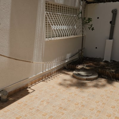 מרפסת עם ריצוף חדש, מזגן מותקן על הקיר.