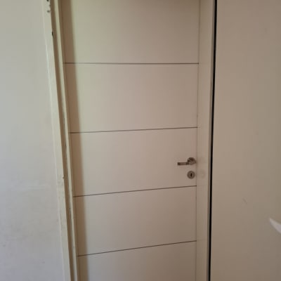 דלת לבנה עם ידית מתכת