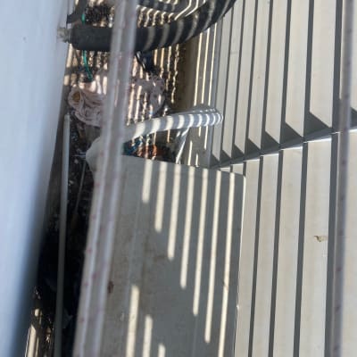 צינורות ומוטות מתכת על גג עם צללים