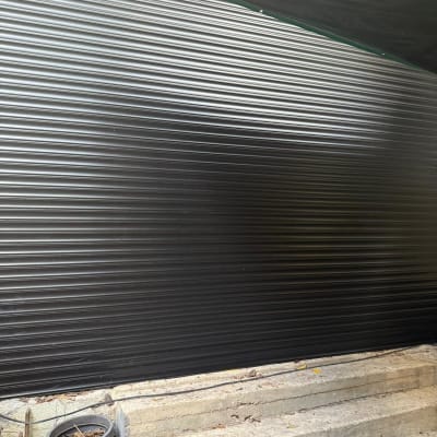 תריס אלומיניום סגור על מדרגות בטון