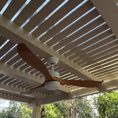 מאוורר תקרה מותקן תחת פרגולה בחצר