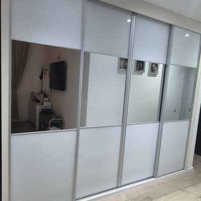 ארון הזזה עם דלתות זכוכית בחדר שינה