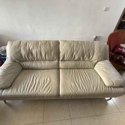 ספה בהירה עם כריות מושב ומשענת