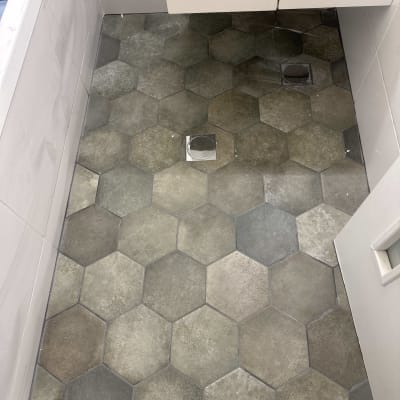 ריצוף משושה בחדר אמבטיה עם ניקוזים