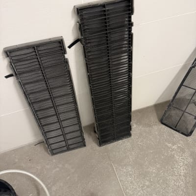 מסננים ומכשיר ניקוי על רצפה