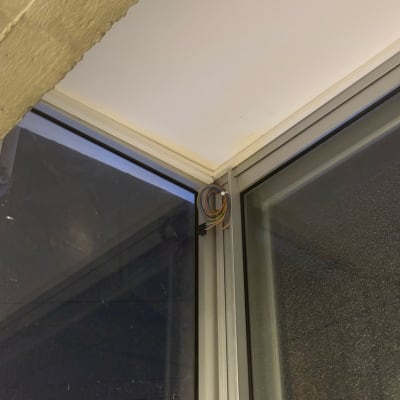 חוטי חשמל צבעוניים בפינת חלון