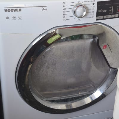 מייבש כביסה של חברת הובר עם כפתורי שליטה
