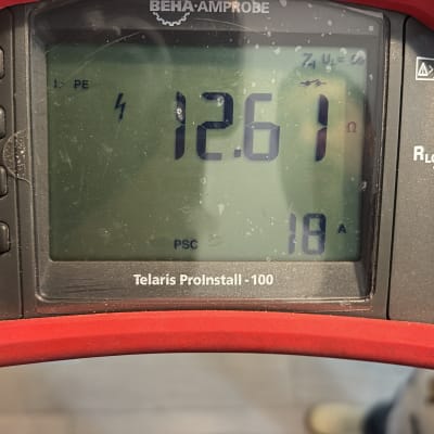 מד מתח חשמלי עם תצוגה דיגיטלית