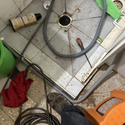 כלי עבודה של אינסטלטור במקלחת, כולל צינור ונחשון