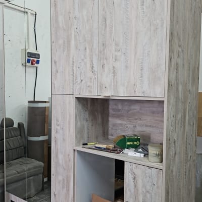 ארון עץ עם כלים וקרטון על המדף