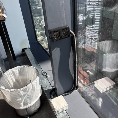 שקע חשמל ליד חלון בבניין גבוה