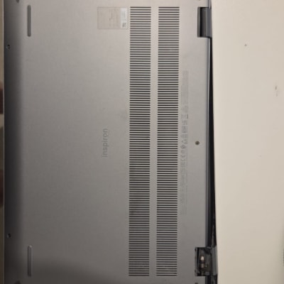 מחשב נייד עם חלק תחתון פתוח על שולחן