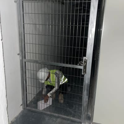 אדם עם קסדה ליד מסגרת מתכתית