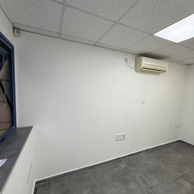 קיר צבוע בלבן עם שקעי חשמל