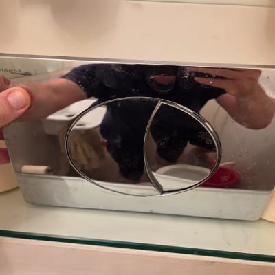 יד מחזיקה לוח מתכת של מיכל הדחה בשירותים