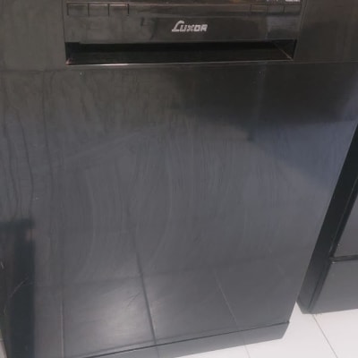 מדיח כלים שחור עם לוח בקרה דיגיטלי