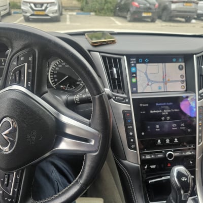 מערכת ניווט ומסך מגע ברכב עם הגה