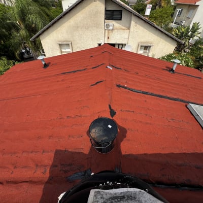 גג אדום עם חומרי איטום ושני צינורות אוורור