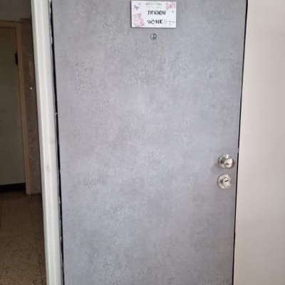 דלת אפורה עם ידיות מתכת ומספר 9