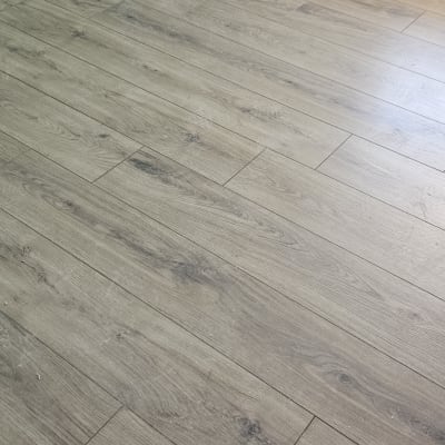 רצפת פרקט עץ בגוון חום בהיר בחדר