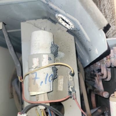 חלקים פנימיים של מזגן עם חוטים וקבלים