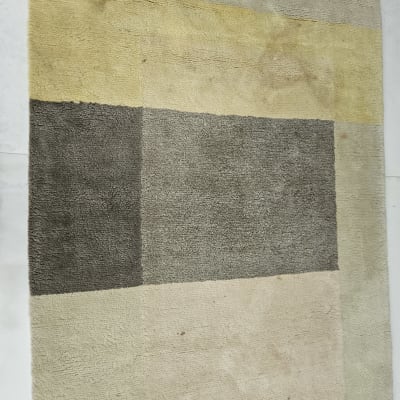 שטיח בצבעים שונים על רצפה לבנה