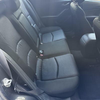 מושב אחורי של רכב עם ריפוד נקי