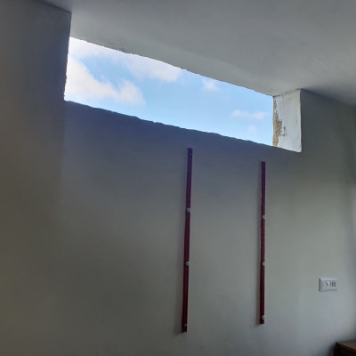 קיר עם חור מלבני, שני מוטות מתכת אנכיים