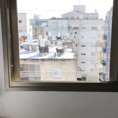 חלון אלומיניום עם נוף לבניינים