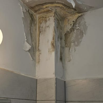 קיר עם קילופי צבע ותיקוני טיח