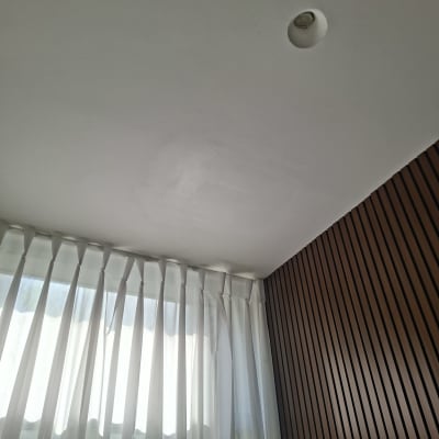 תקרה עם מנורה וקיר עם וילון לבן
