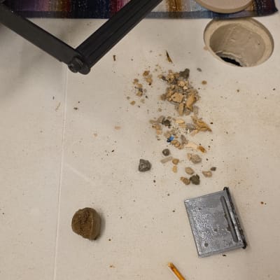 כלים וחומרים על רצפה עם חור פתוח