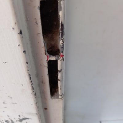 חלק ממסגרת דלת עם חור למנעול