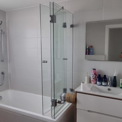 מקלחת עם דלתות זכוכית, ראש מקלחת ואמבטיה