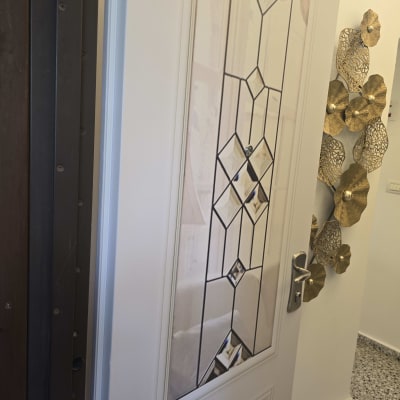 דלת עם עיצוב זכוכית ודקורציה על הקיר