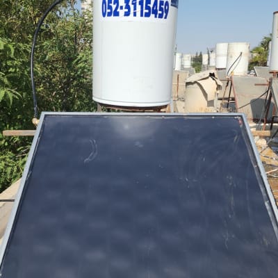 דוד שמש עם קולטן סולארי על גג