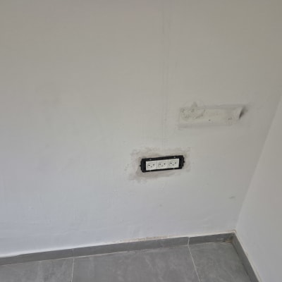 עבודת שפכטל ותיקון קיר סביב שקעי חשמל לפני צביעה