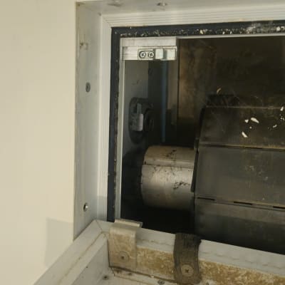 מנגנון תריס גלילה עם לכלוך ואבק