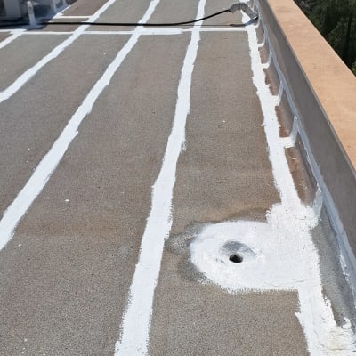 איטום גג שטוח ביריעות ביטומניות עם חיזוק תפרים וניקוז בחומר לבן