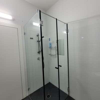 מקלחון זכוכית בחדר אמבטיה נקי ומסודר